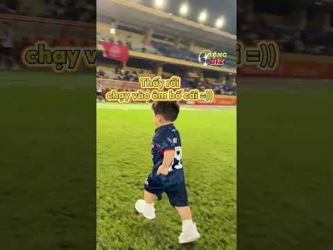 Cục cưng nhà Quang Hải siêu đáng yêu, đại náo từ khán đài đến xuống sân 🤣❤🥰