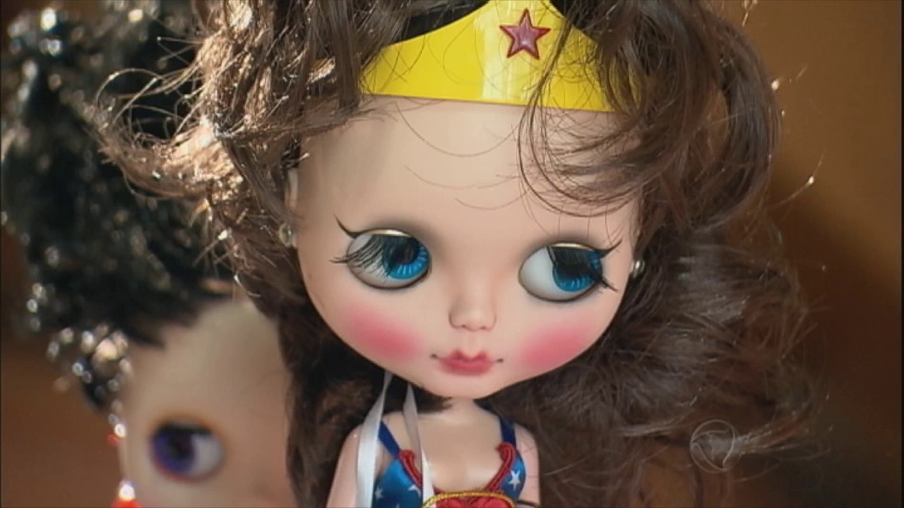 Mulheres cuidam de bonecas ultrarrealistas como se fossem bebês de verdade