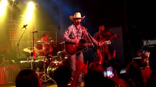 Cody Johnson Band - Give A Cowboy A Kiss(live)