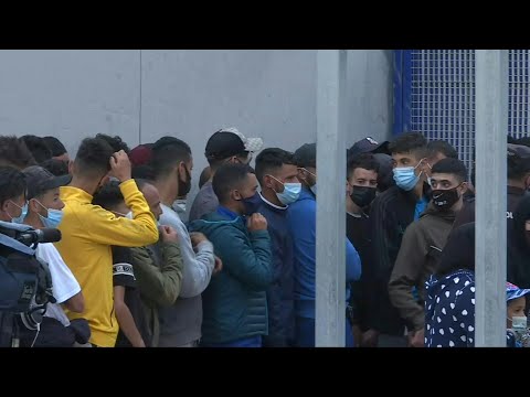 Migrants queue at the border in Ceuta to return to Morocco | AFP