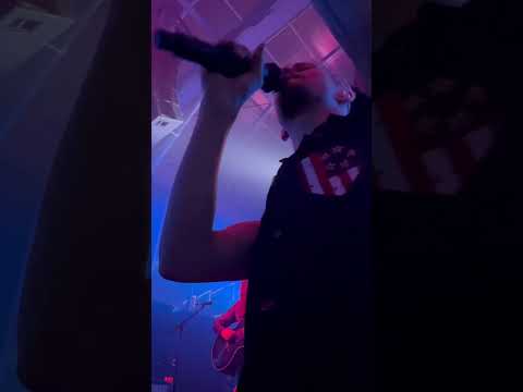 Erik Grönwall of Skid Row connecting with the crowd Live in Houston. Thanks for the 👊🏻 Erik!