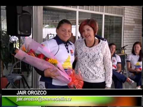 Alejandra Usquiano celebra su triunfo en casa