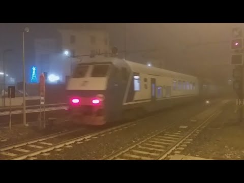 L'urlo della E464 616 uic-x,treno regionale veloce in una serata fredda con nebbia a Ronco Scrivia