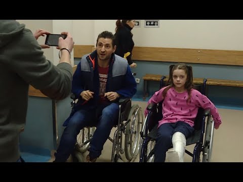 Nieodpowiedzialny ojciec zorganizował w szpitalu wyścig na wózkach inwalidzkich [Szpital odc. 779]