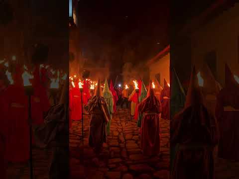 Conheça a tradicional Procissão do Fogaréu, que acontece na cidade de Goiás