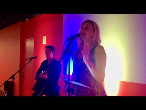 Alma Nieto met gitarist Easy