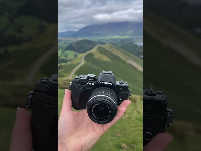 Vídeo relacionado con Kit de cámara del Sistema Micro Four Thirds Olympus OM-D E-M10 Mark IV, Sensor de 20 Mpx, Visor electrónico, vídeo 4K, Wi-Fi, Negro, Incluye el M.Zuiko Digital ED 14-42mm F3.5-5.6 EZ Pancake Negro