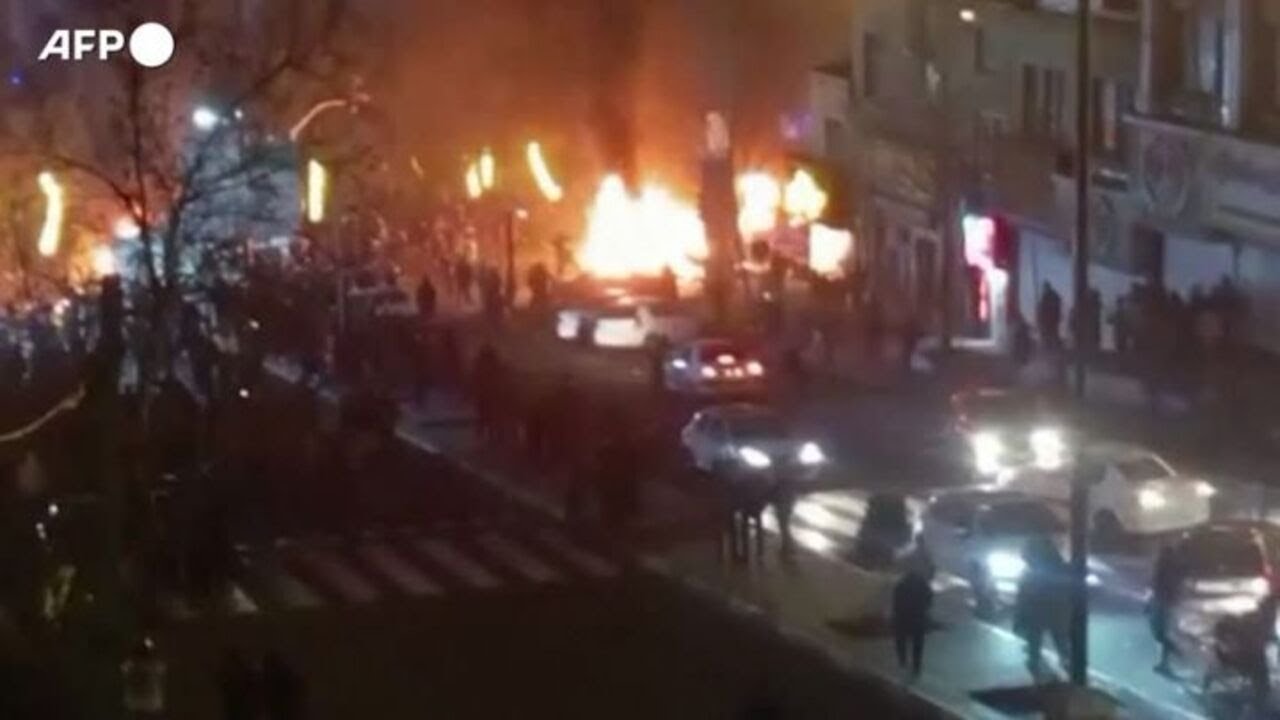 Tredicesimo giorno di proteste in Iran, ancora violenza per le strade