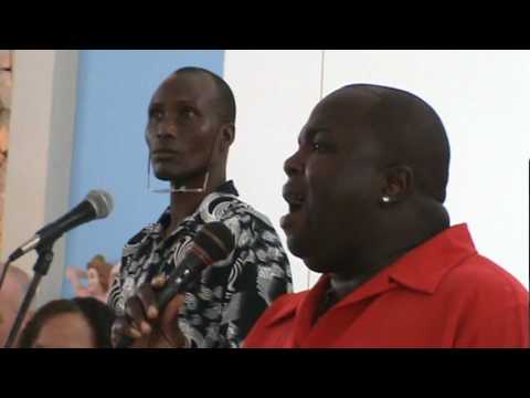 Reinnir Lijfrock kantando pa mamanan den misa di Steenrijk M2U00573.MPG