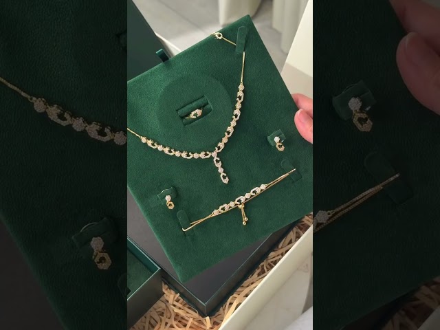 مجموعة خاتون الفاخرة طقم مع ساعة بتصميم ذهبي متناس...