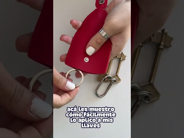 Vídeo relacionado con JYXNU Pack de 2 Llaveros de de Cuero PU, Organizador de Llaves Negro con Gancho Metálico, Funda Protectora para Llaves de Coche y Casa, Estilo Original, Accesorios para Hombres