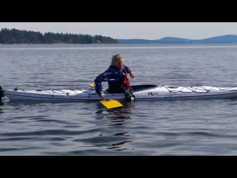 Using Self Rescue Straps during a in-water self rescue demo
