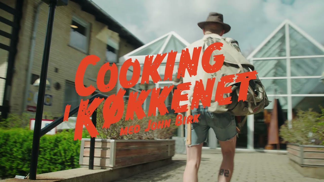 John Birk cooking i køkkenet