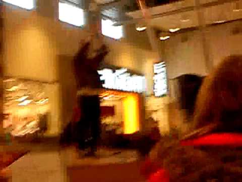 Jonas Mattson uppträder i Tuna park