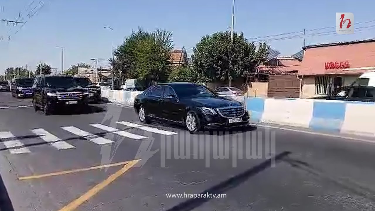 Փաշինյանի անցնելու ժամանակ բոլորին կանգնեցնում են