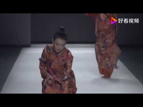 Model trips on her dress and falls during a Chinese fashion show (March 2019) - 2 angles of view