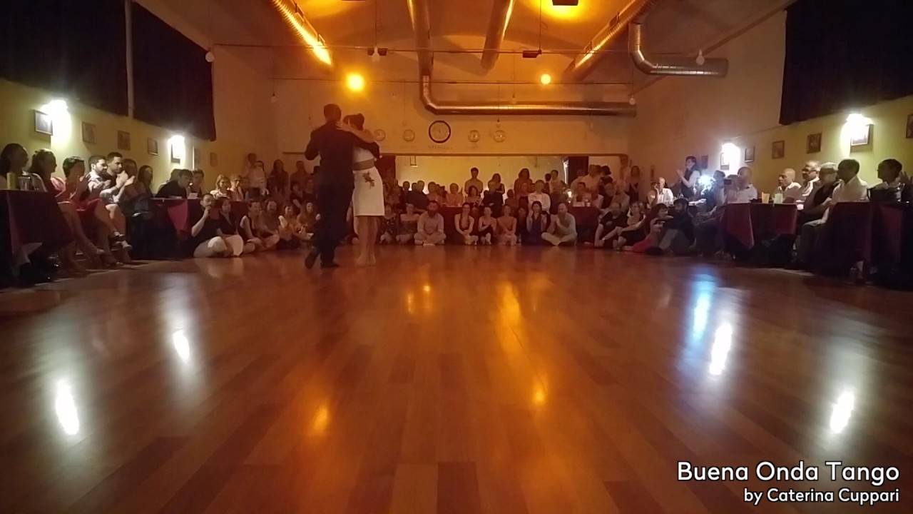 Vals Clarisa Aragon e Jonathan Saveedra esibizione Buena Onda Tango