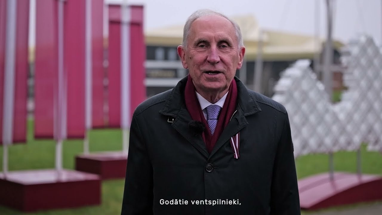 Ventspils domes priekšēdētājs Jānis Vītoliņš sveic Latvijas Republikas proklamēšanas 107. gadadienā