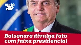 Bolsonaro divulga foto com faixa presidencial