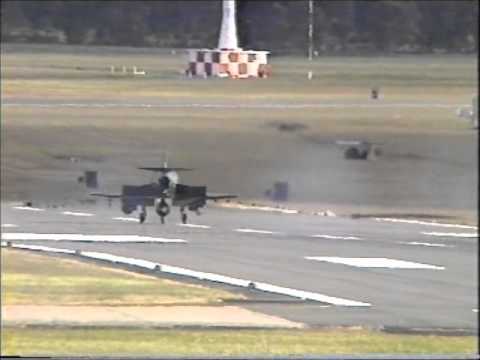 RNZAF NAS Nowra A-4K Skyhawk Short Field Arrest Demo