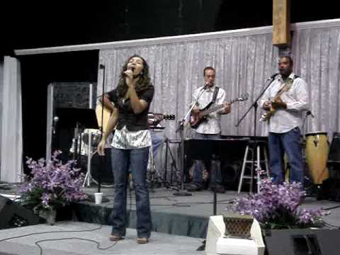 Dafne Gomes e Band In concert