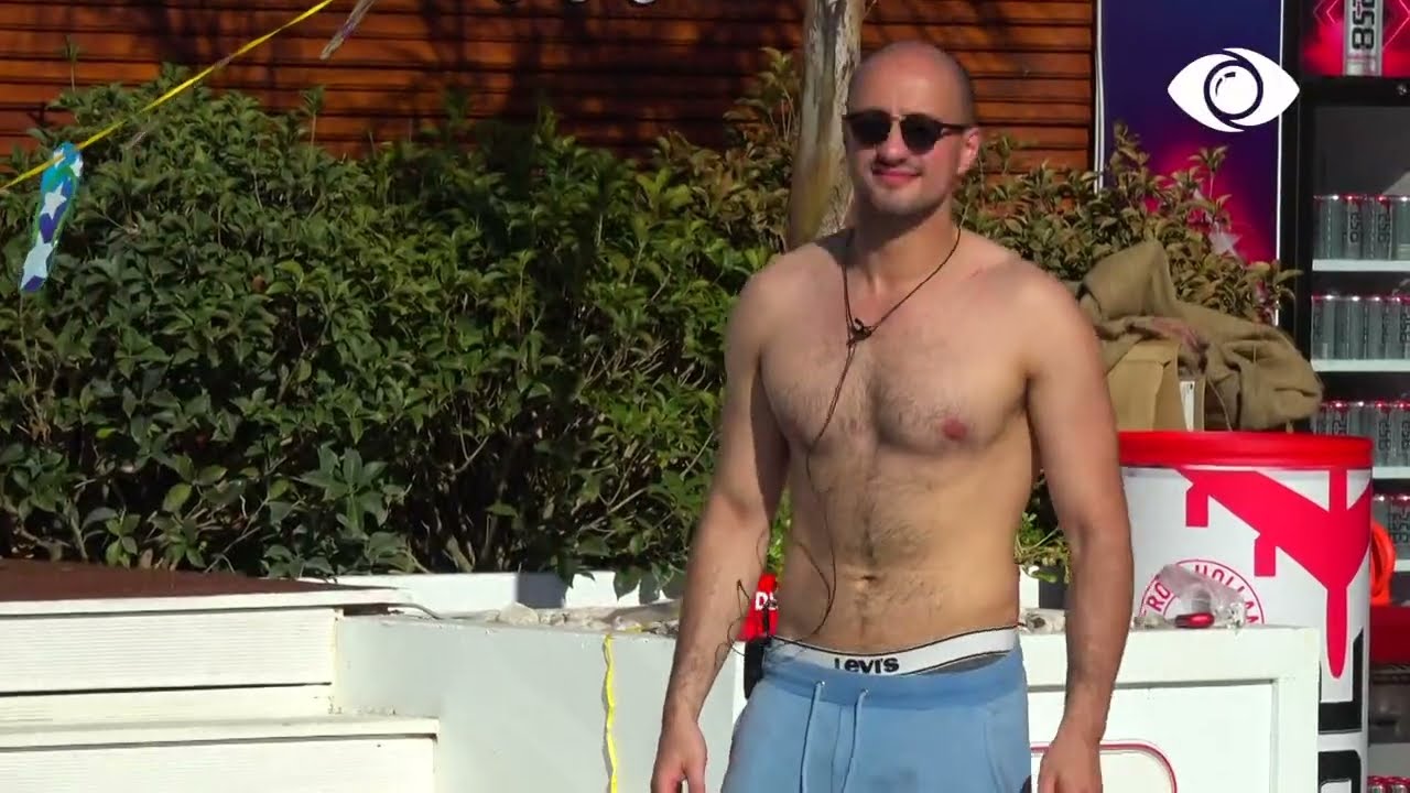 Banorët kërcejnë, Kristi dhe Gerti qëndrojnë në shezlong