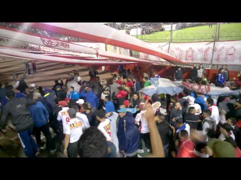 "Dale Huracán! entrada banda Huracán contra Peñarol Libertadores 2016" Barra: La Banda de la Quema • Club: Huracán