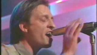 Robert Palmer Some guys have all the luck - Live on The Tube 1980s