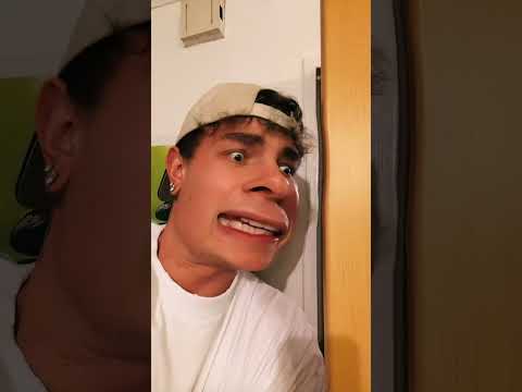 Warum haben Omas immer so gruselige Puppen | Jonas Ems #Shorts