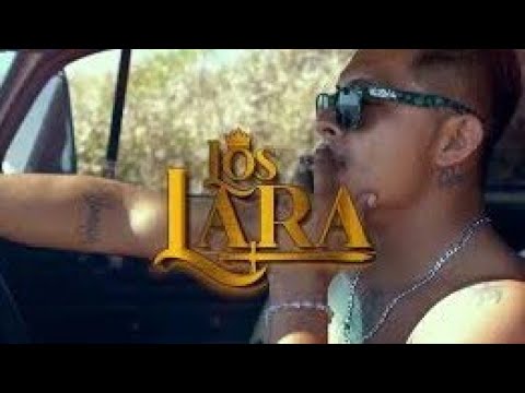 Fumando Mota By Los Lara (English Translation)