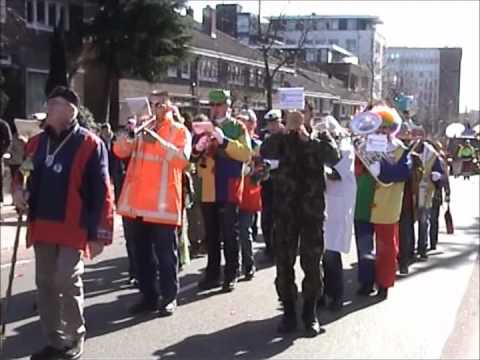 Amicitia Lienden tijdens de Carnavals optocht in Arnhem 06-03-2011.avi