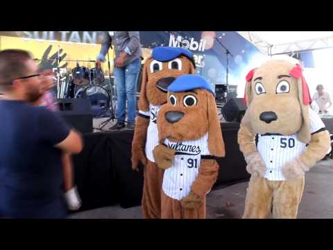 LA FAMILIA SULTÁN CON EL PERRO SULTÁN EN SU FIESTA