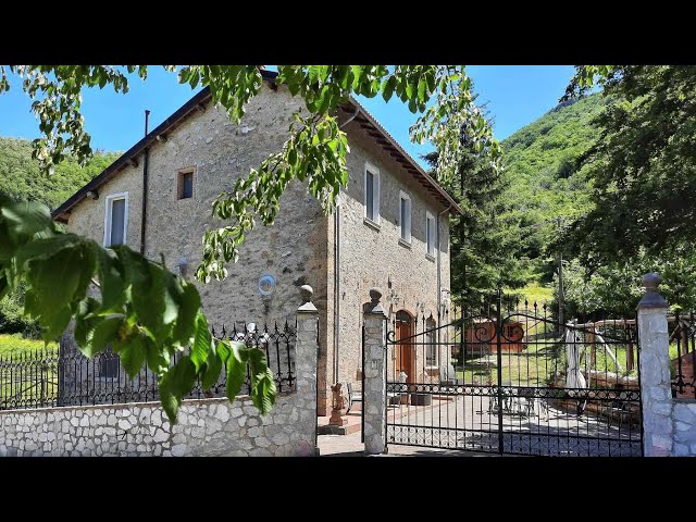 LA POIANA - Charming stone farmhouse, with land and views of the Apuan Alps - Affascinante casale in pietra, con terreno e vista sulle Alpi Apuane