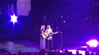 Taylor Swift and Lisa Kudrow (Phoebe Buffay) sing Smelly Cat