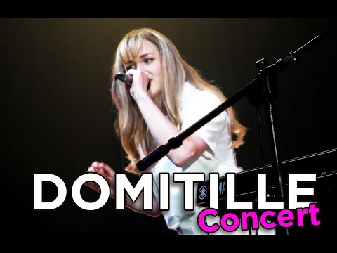 Domitille dans le 12ème concert canapé