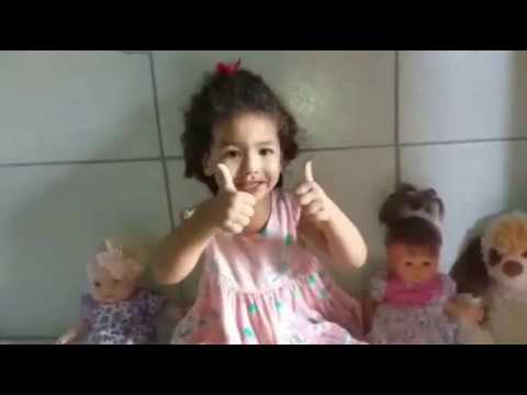 Maria Cecília faz papinha para suas bonecas.