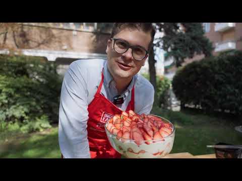 Tiramisù con fragole, panna e mascarpone