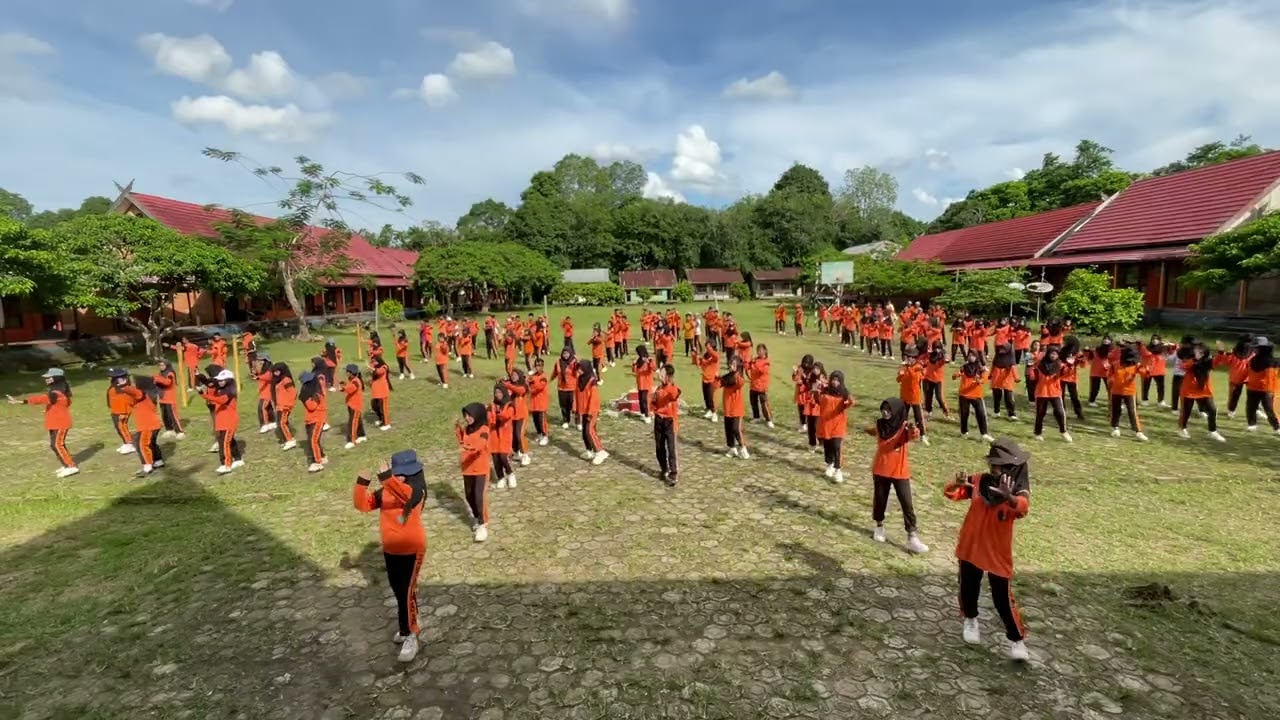 Latihan tari masal