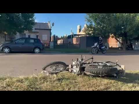URGENTE | B. Federal: Se pasaron de largo en una curva, gravísima caída de motociclista