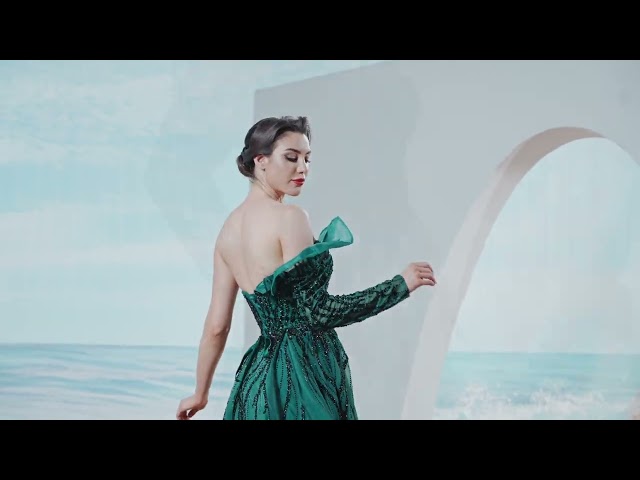 فستان سهره كلوش كتف واحد من جهه و كم طويل من جهه تانيه