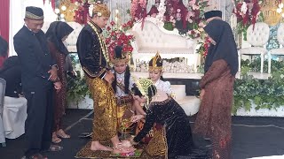 Download lagu PROSESI TEMU MANTEN SAKRAL GENDING KEBOGIRO ‼️ TEMU MANTEN SAUDARA IKHSAN DAN ELSA mp3