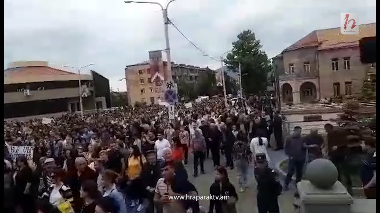 Երթը դեպի հրապարակ՝ ազգային երգ ու պարով