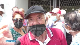 Filas de envejecientes en centros de vacunación