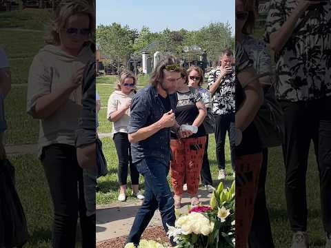ДО СЛЁЗ … ПЁТР ЧЕРНЫШОВ НА МОГИЛЕ АНАСТАСИИ ЗАВОРОТНЮК К ГОДОВЩИНУ СМЕРТИ 29 мая 2025 Троекуровское