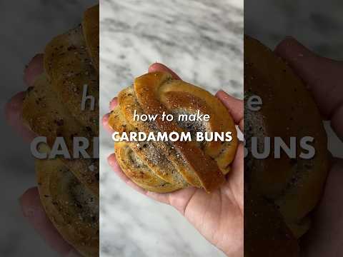 KARDEMUMMABULLAR | Swedish Cardamom Buns | recipe at ceciliatolone.com #baking #buns