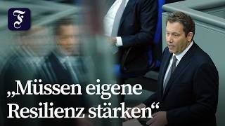 Klingbeil verteidigt Schulden im Bundestag