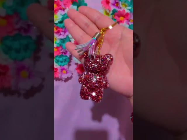 Vídeo relacionado con NICI Llavero Ositos Cariñositos oso sol Funshine 10cm - Colgante de peluche para niños y adultos, con anilla para cordón, llavero y portallaves - 61372
