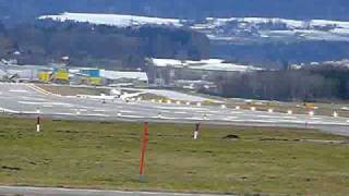 preview picture of video 'Crosswind Approaches into Zurich Airport'