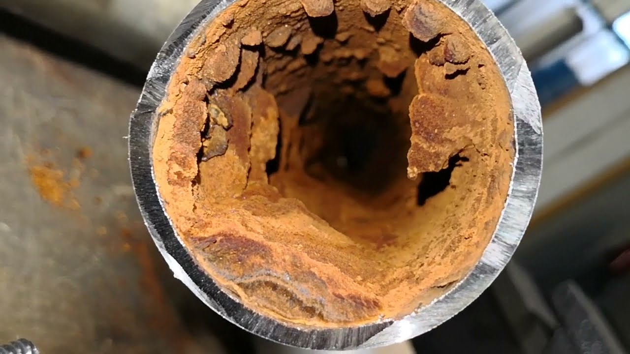 Jak wyczyścić wąską rurę, czyszczenie rury płomieniówki wymiennika rurowego z rdzy i kamienia