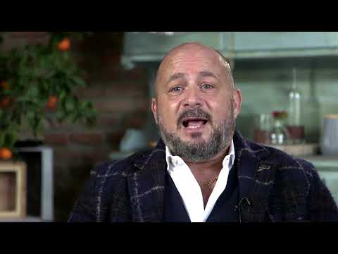 他在西方大多數人之前看到了COVID，並且活了下來。 (He saw COVID before most of the West, and survived)